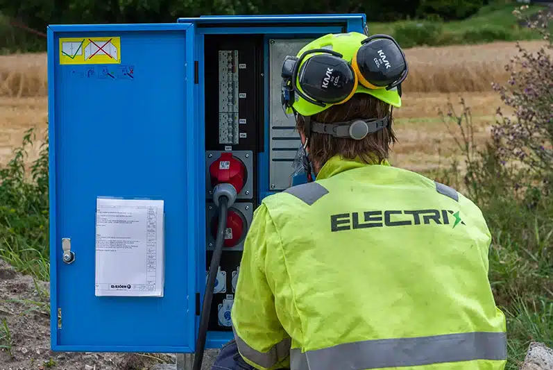 Bilde av en ansatt som jobber i et strømskap